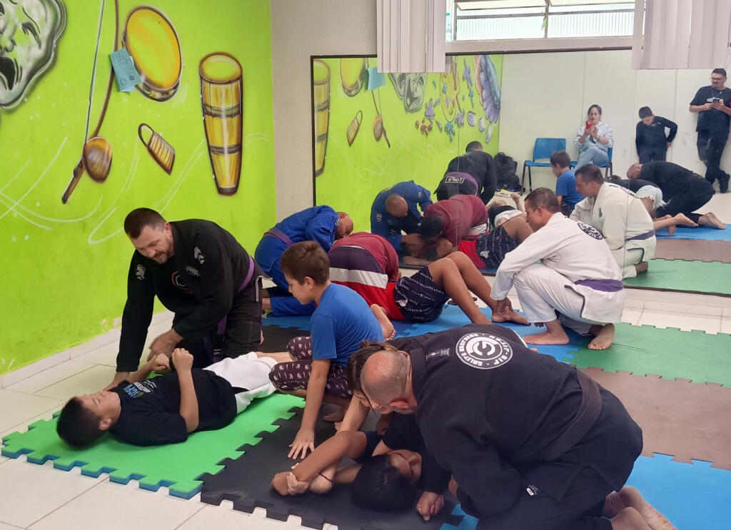 Alunos receberam instruções de Jiu-Jítsu