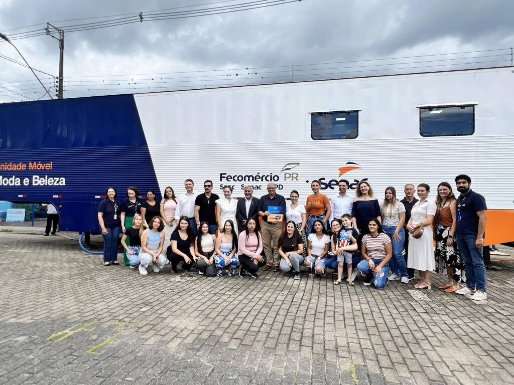 Contendenses participam do curso de beleza