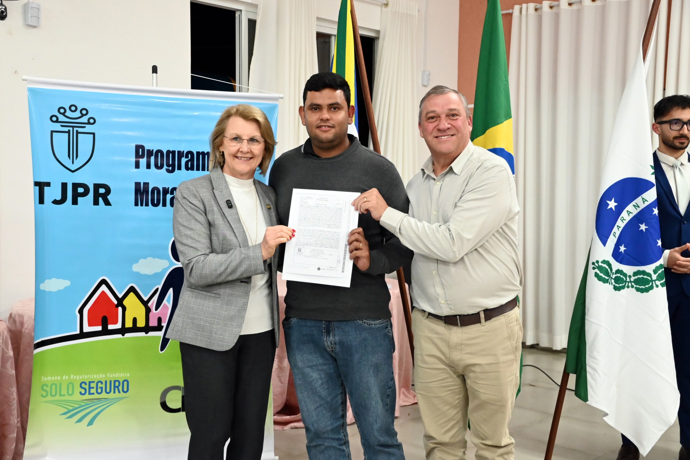 Prefeitura entrega títulos do Moradia Legal