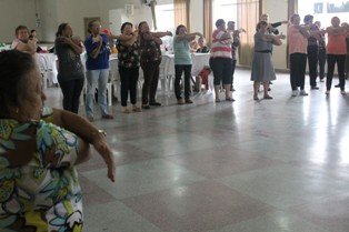 Grupo da Melhor Idade &quot;De Bem com a Vida&quot; realizam Alongamentos e Exercícios Físicos