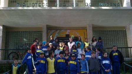Alunos da Escola Vanilda Dzierwa fazem o Bibliotur na Biblioteca Pública do Paraná
