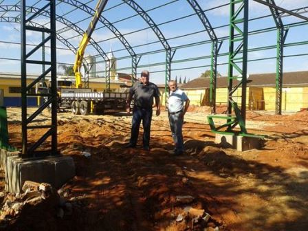 Prefeito e Secretário de Obras Vistoriam Construção da Quadra Coberta Poliesportiva na Escola Nossa Senhora das Graças e