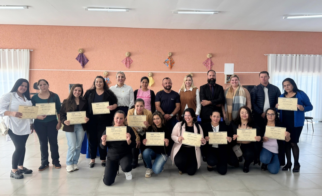 Contendenses recebem certificados do curso de confecção industrial