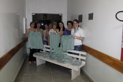 Operárias de Santa Rita/ Serrinha fazem doação de vestuário ao Hospital Municipal