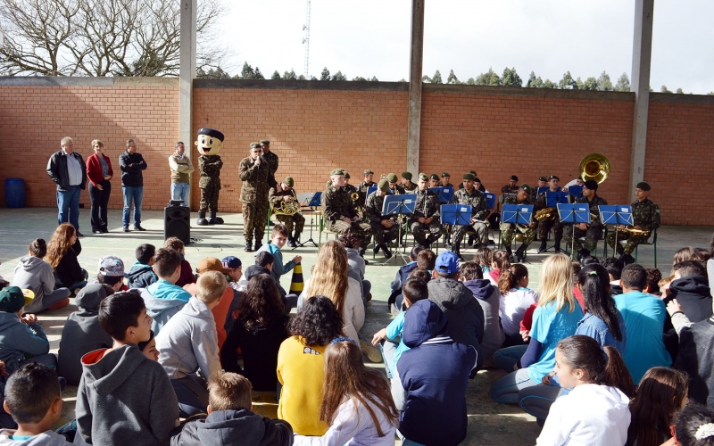 Banda do Exército se apresentou em Contenda