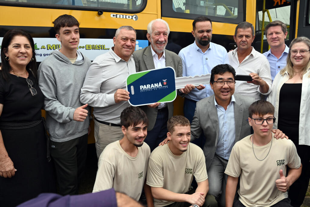 Contenda recebe dois novos ônibus escolares