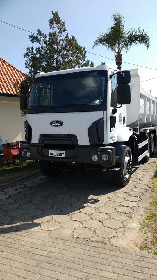 Prefeitura adquire caminhão basculante