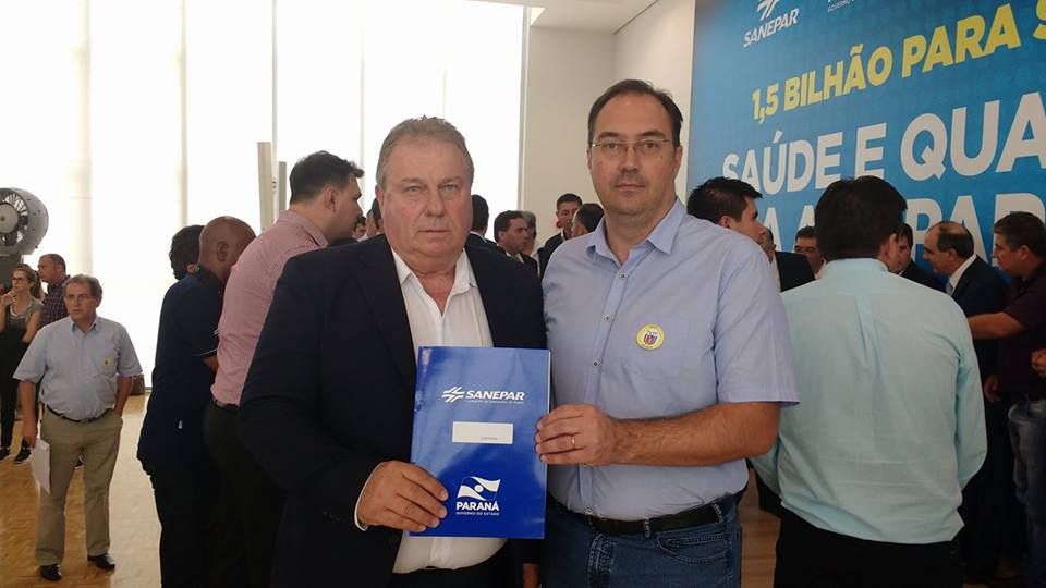 O prefeito Carlão e o vice Ataulzinho estiveram hoje em cerimônia realizada pelo governador Beto Richa