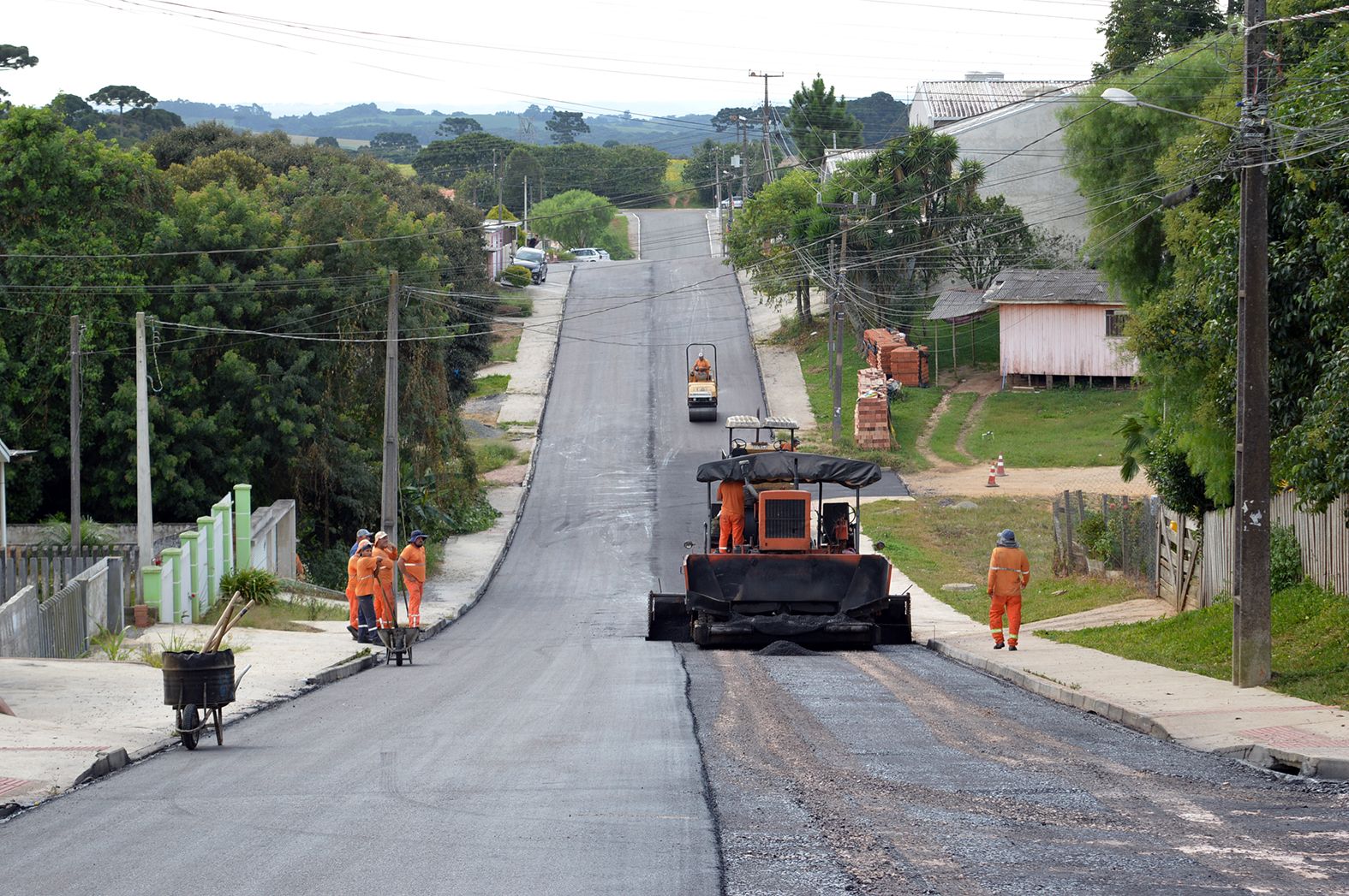 Asfalto do Jardim São João é concluído. Empreiteira faz os últimos acabamentos