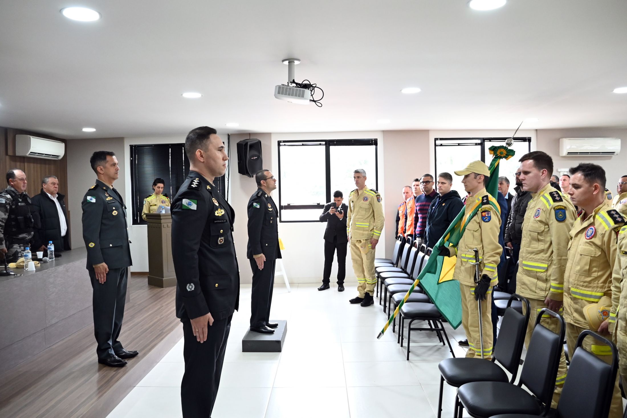Mostarda prestigia troca de  comando dos bombeiros