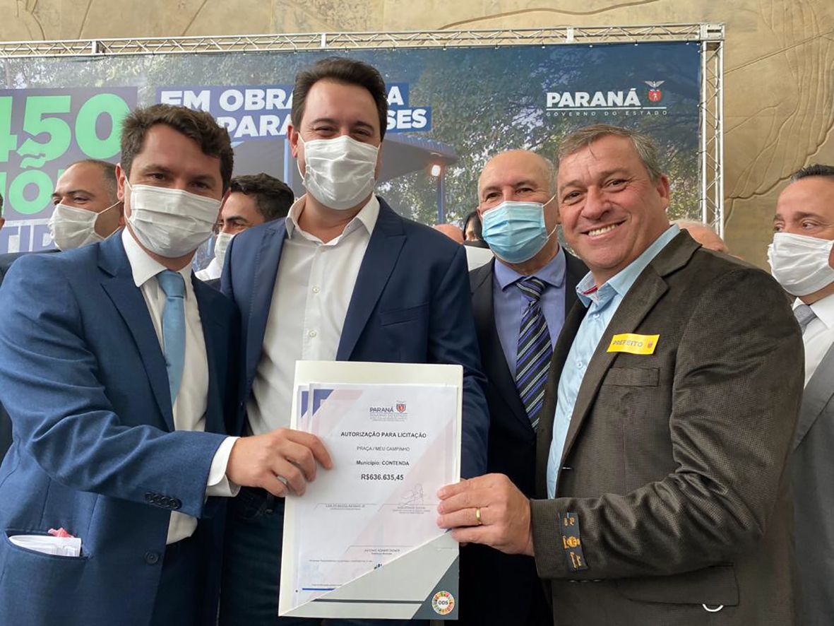 Mostarda e Ratinho assinam convênios para o Meu Campinho e nova retroescavadeira