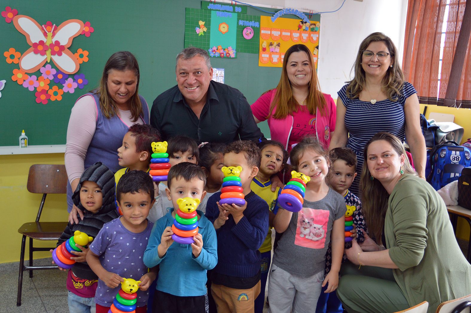 Alunos de Contenda recebem presentes pelo Dia das Crianças