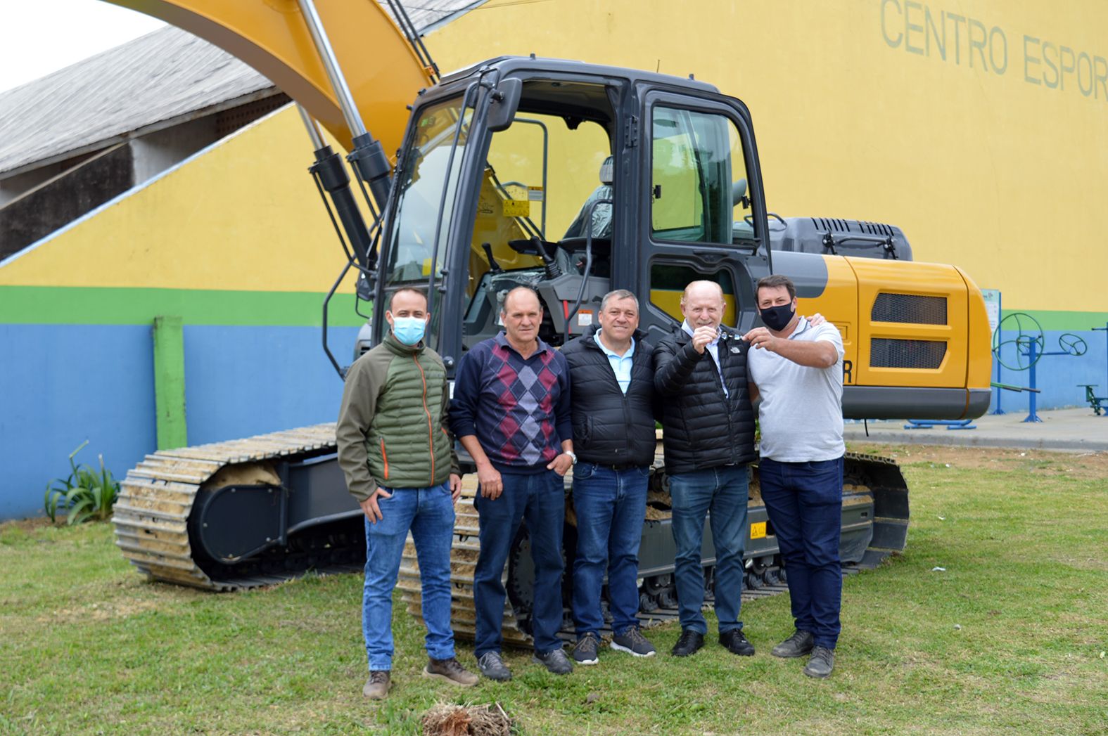 Deputado Vermelho faz a entrega da nova escavadeira de Contenda