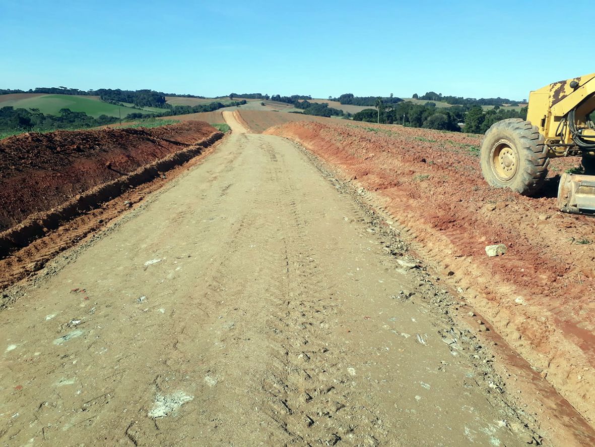 Prefeitura de Contenda recupera estradas rurais