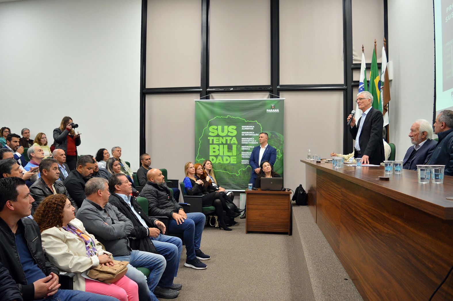 Contenda esteve no Fórum do SUSAF e prevenção da influenza aviária (H5N1)