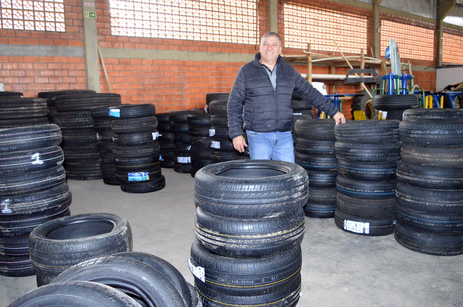 Contenda recebe pneus da Receita Federal