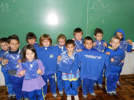 Alunos da Rede Escolar Municipal recebem Moleton