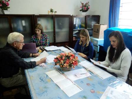 Comissão Julgadora Municipal avalia textos dos alunos da rede de ensino