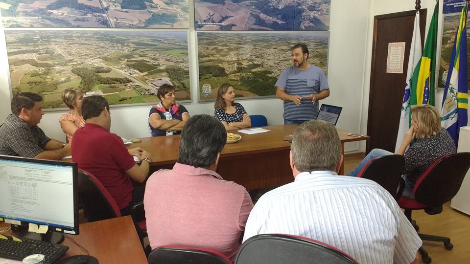 Prefeito e vice reúnem equipe para apresentação de nova tecnologia de informação