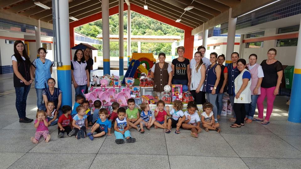 CMEI Dona Anita recebe brinquedos