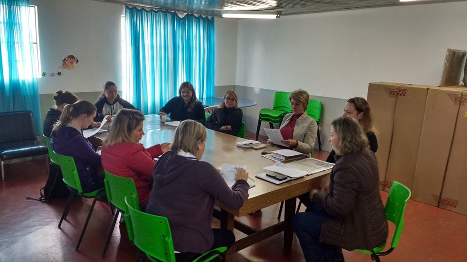 Secretárias e equipe técnica definem estratégia para enfrentamento do tema ressaltado pelo jogo "baleia azul"