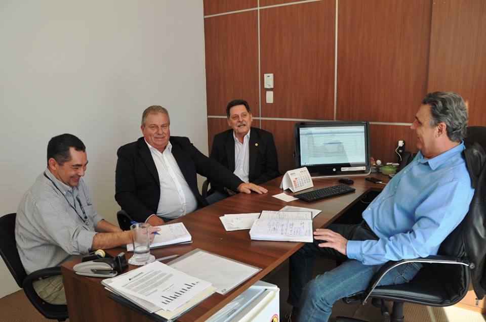 Prefeito de Contenda pleiteia habitação social em visita à Cohapar