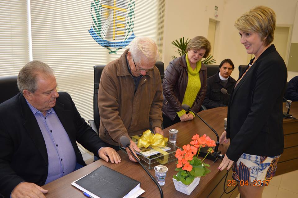 MUNICÍPIO PRESTA HOMENAGEM AO ESCRITOR HILDEMAR CARDOSO MOREIRA