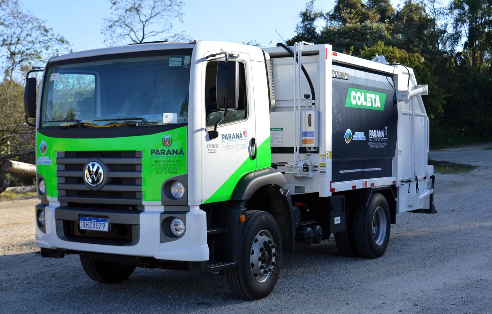 Contenda recebe caminhão para coleta de lixo