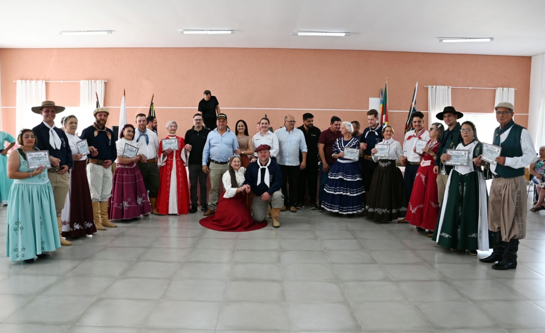 Alunos recebem certificados do Curso de Dança