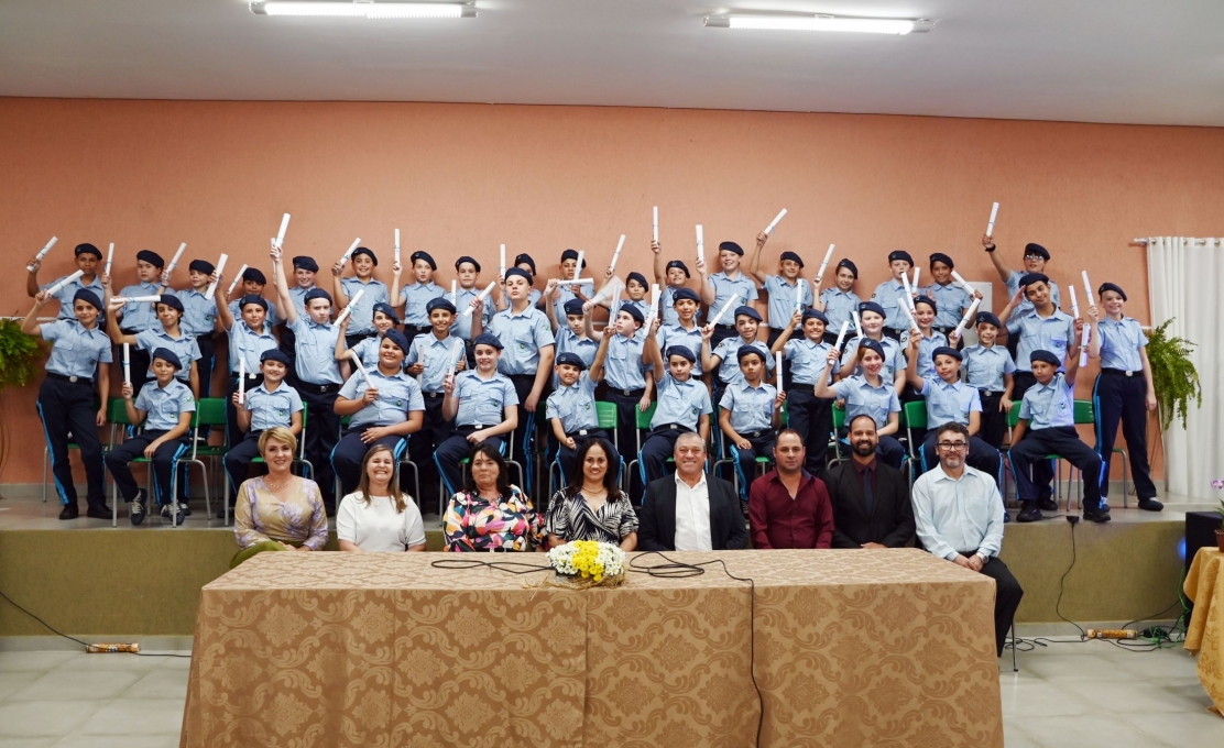 Realizada a formatura da 1ª turma do Cívico Militar da Escola Leonor