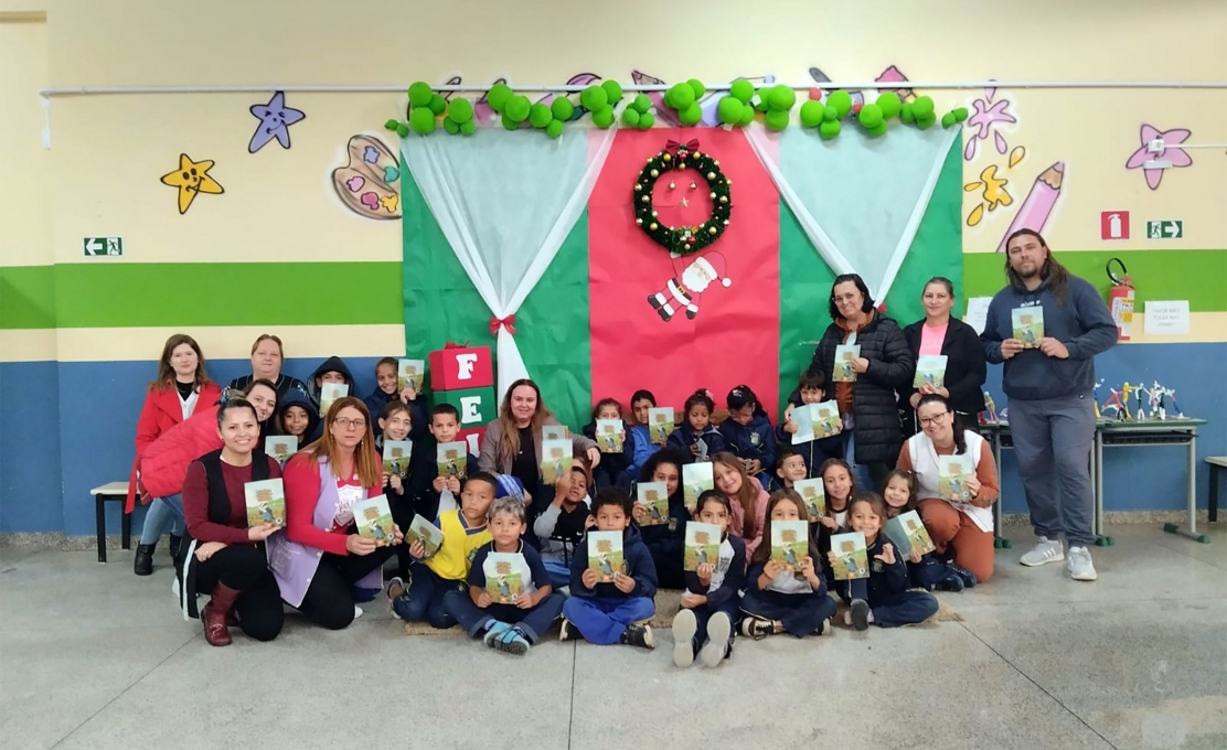 Alunos recebem livro de escritora contendense