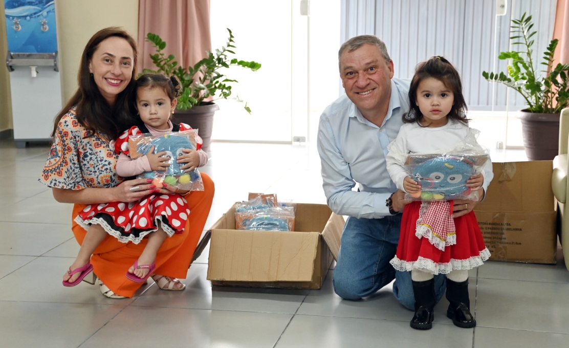 Alunos recebem presentes pelo Dia das Crianças