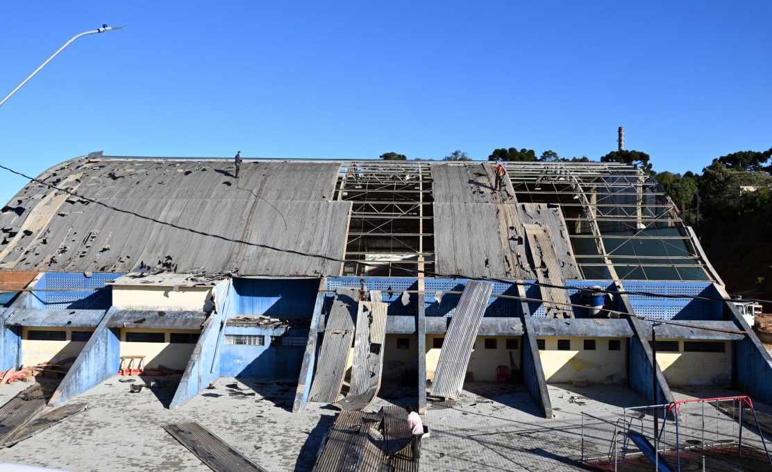 Contenda faz a reforma do telhado do ginásio