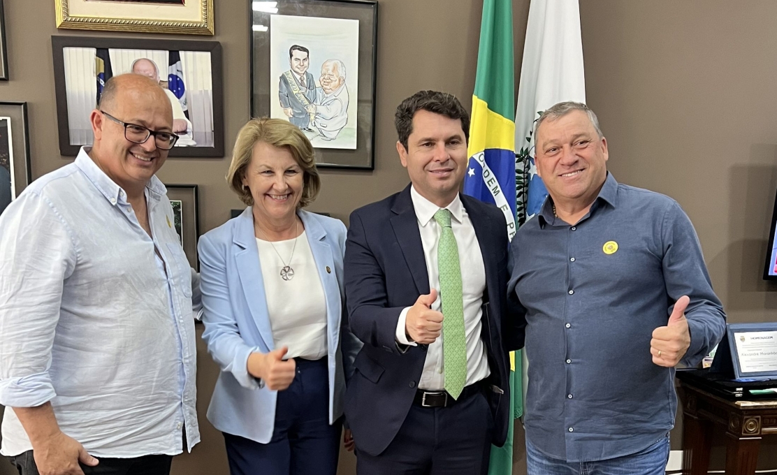 Mostarda visita deputados na Assembleia