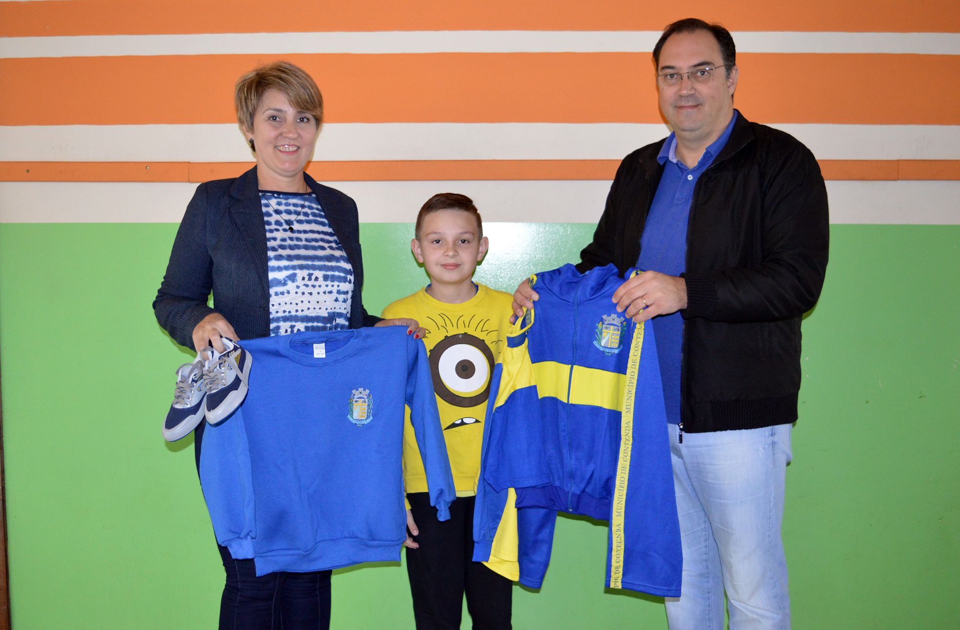 Contenda entrega uniformes escolares