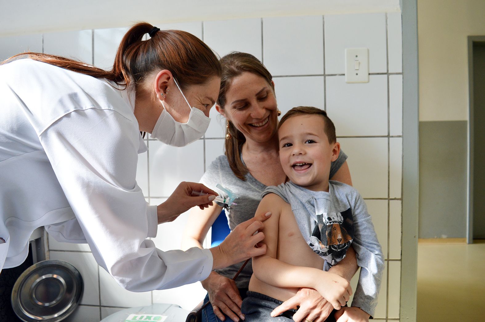 Contenda fez multivacinação no sábado (23)