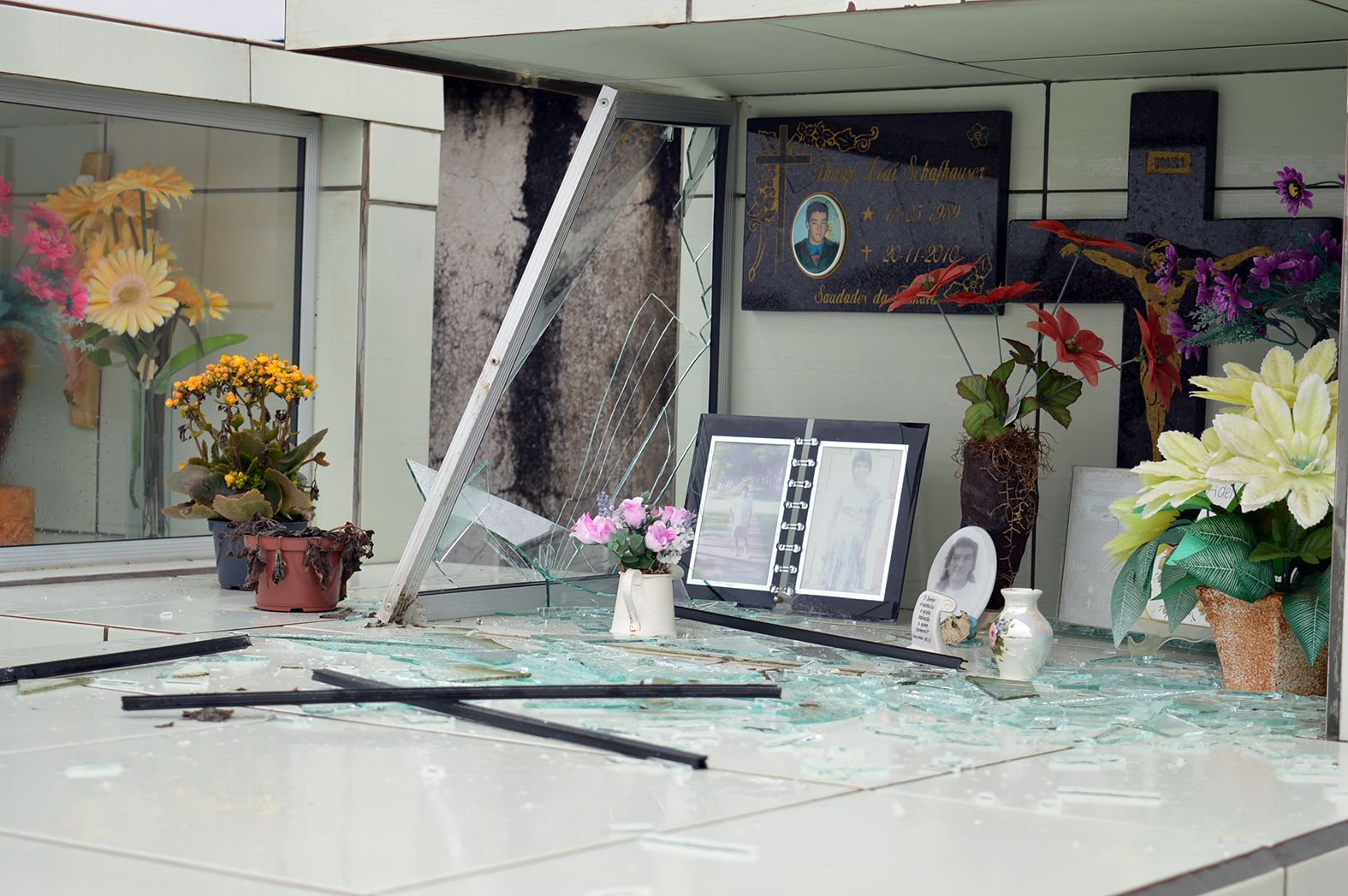 Cemitério de Contenda sofre vandalismo