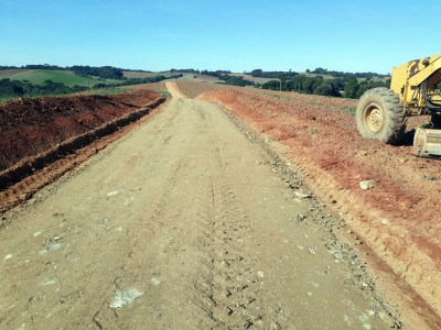 Prefeitura de Contenda recupera estradas rurais