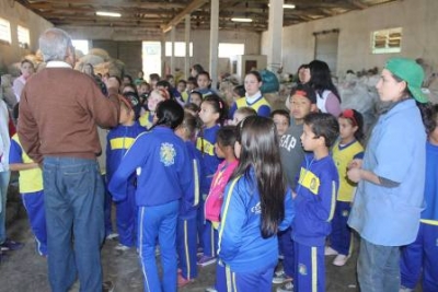 Alunos da Escola Vereador Antonio Borkovski visitam Barracão da Associação de Catadores de Materiais Recicláveis