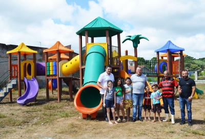 Prefeitura de Contenda instala mais um playground