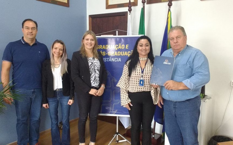 Prefeitura celebra convênio com a Faculdade Uninter