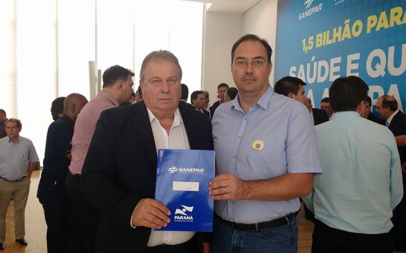 O prefeito Carlão e o vice Ataulzinho estiveram hoje em cerimônia realizada pelo governador Beto Richa