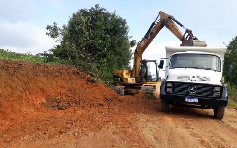 Prefeitura de Contenda realiza o alargamento de estradas rurais