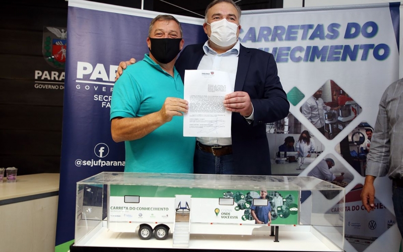 Mostarda assina termo de adesão para vinda das Carretas do Conhecimento
