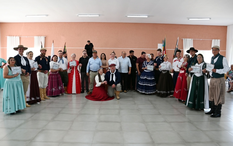 Alunos recebem certificados do Curso de Dança