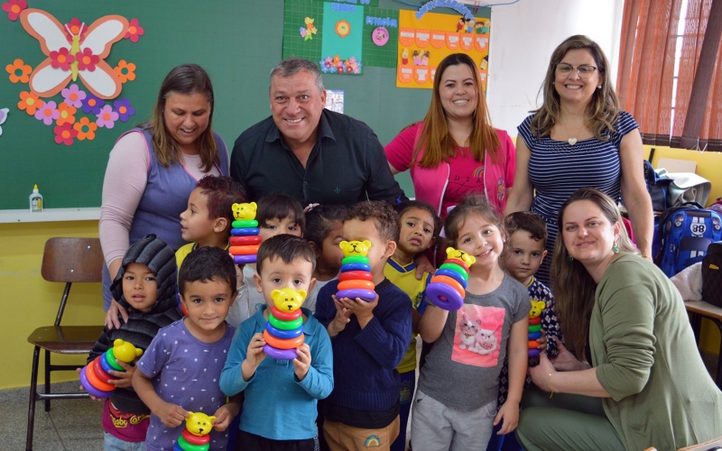 Alunos de Contenda recebem presentes pelo Dia das Crianças