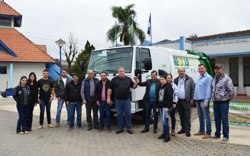 Contenda recebe caminhão compactador