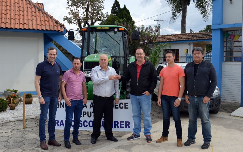 Bührer faz entrega de trator em Contenda