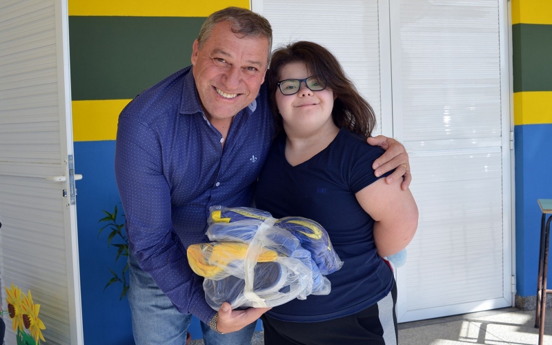 Prefeitura de Contenda faz a entrega do uniforme escolar