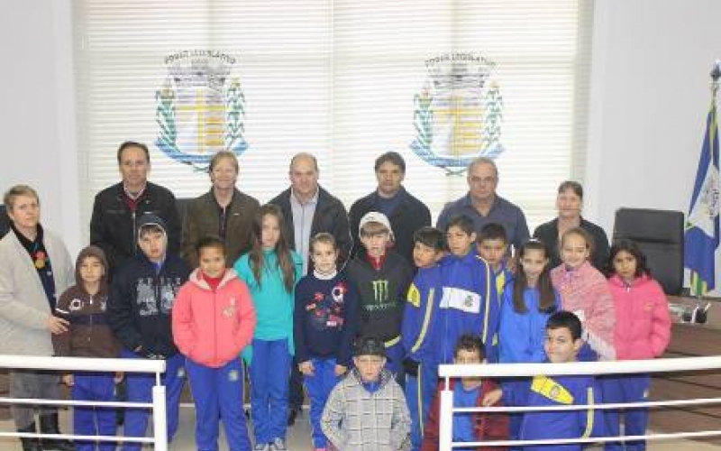 Alunos da Escola M. Vanilda Dzierwa visitam Câmara de Vereadores